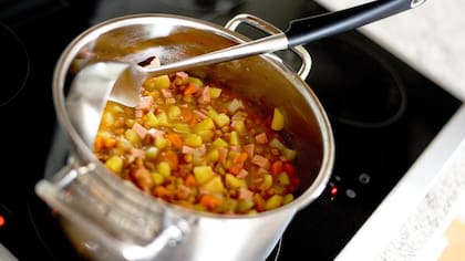 Guardar las ollas en la heladera con la comida adentro hace que la calidad de estos utensilios de cocina pueda deteriorarse