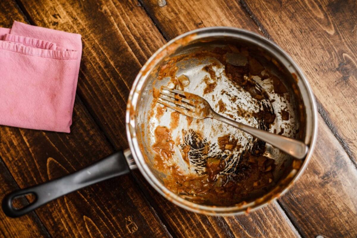 Guardar preparaciones ácidas, como salsas de tomate o guisos, puede deteriorar con el tiempo las superficies internas de ollas con teflón u otros recubrimientos