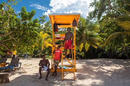 Guardavidas en Frenchmans Cove. Foto: Sofía López Mañán