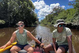 Quiénes son los guardavidas que se ocupan de limpiar el río y reforestar la zona