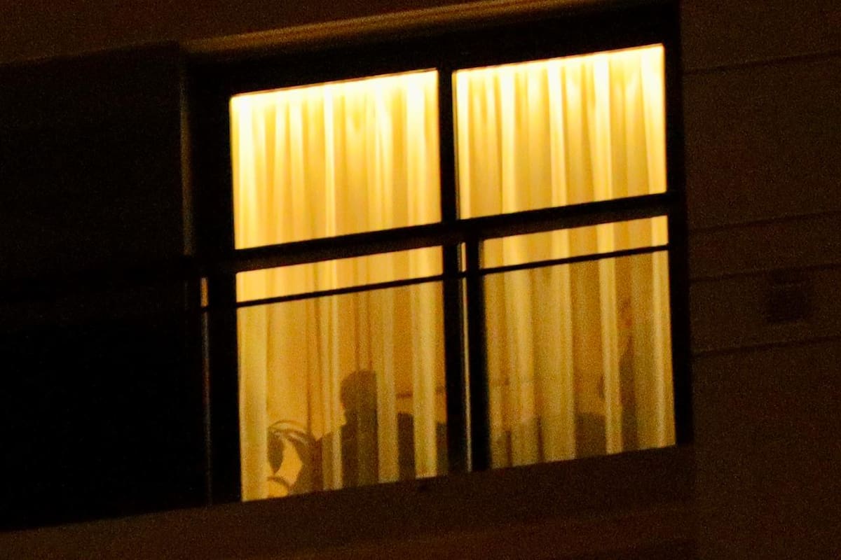 Guardia en el complejo de Puerto Madero donde vive el ex presidente Alberto Fernandez.