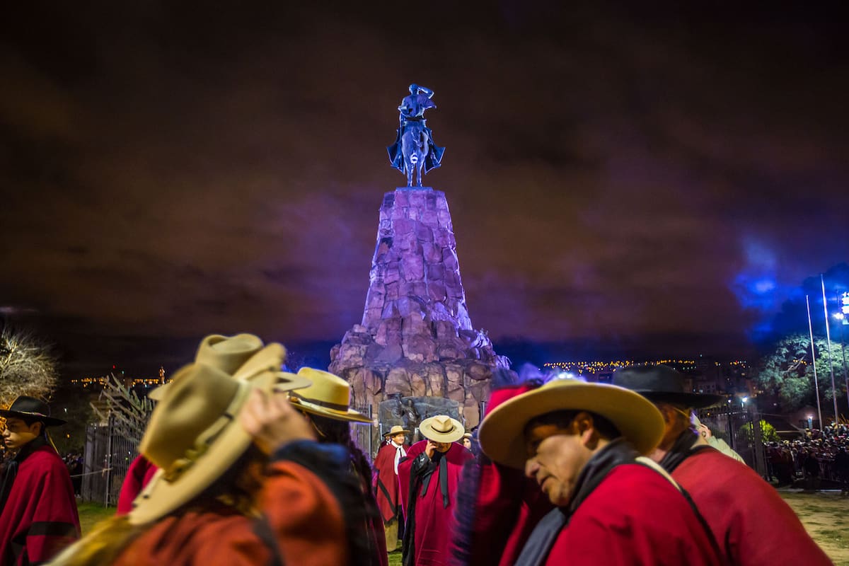 Guardia en el monumento a Güemes