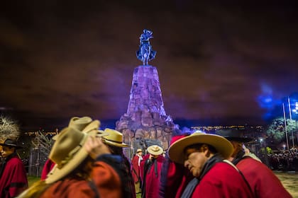 Guardia en el monumento a Güemes