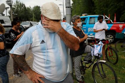 Pena de los vecinos que se acercan al Barrio San Andrés de Tigre donde vivía Diego Maradona