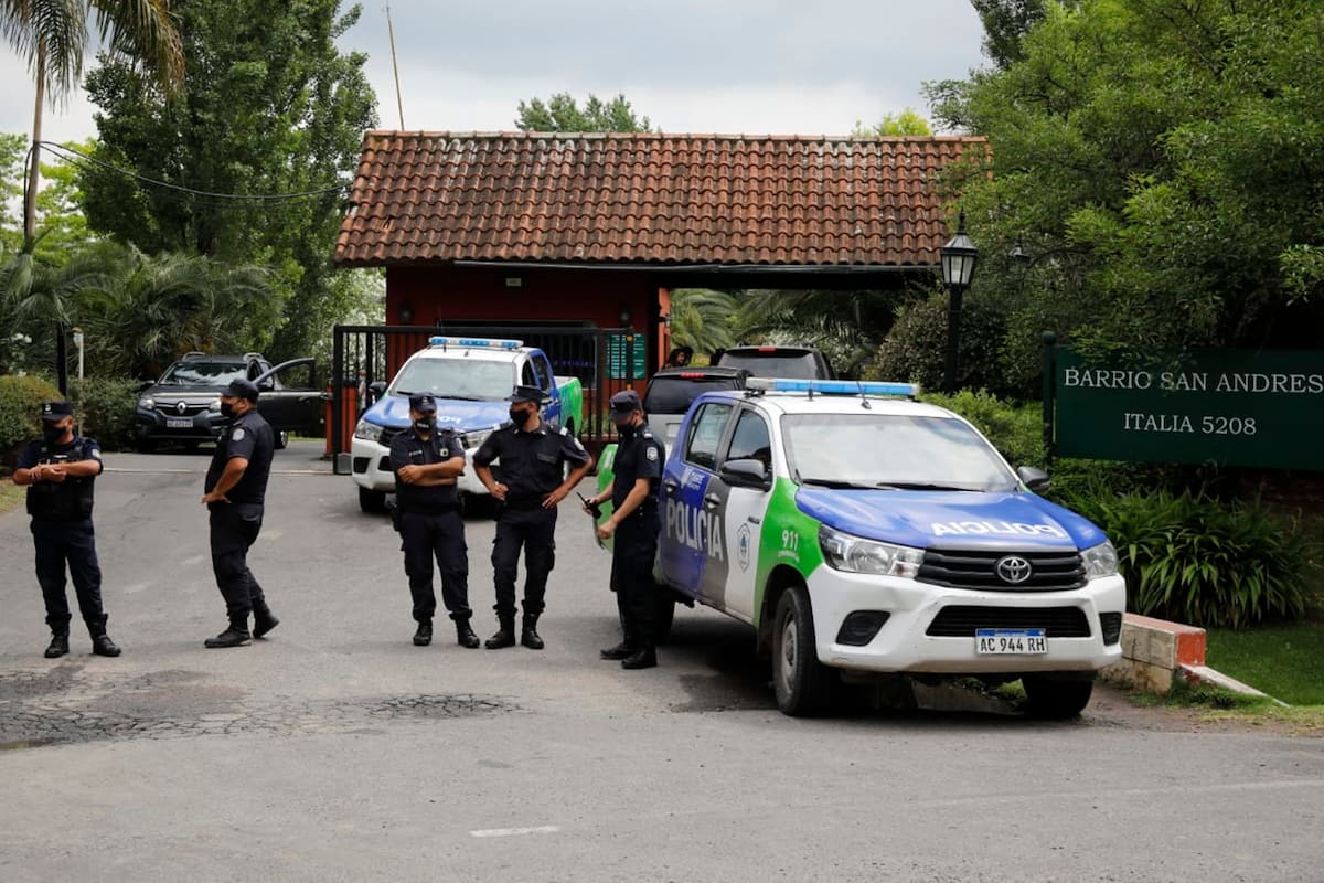 Guardia periodística en el Barrio San Andrés de Tigre, donde murió Diego Maradona.