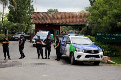 Guardia periodística en el Barrio San Andrés de Tigre, donde murió Diego Maradona.