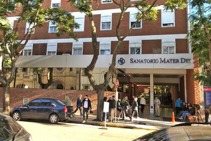 Guardia periodística en el sanatorio Mater Dei donde fue operada Mirtha Legrand