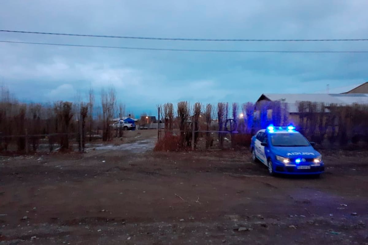 Guardia policial en el lugar del homicidio de Gutiérrez esta tarde en El Calafate.
