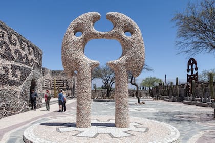 Guardián de la Luna es una de las obras del artista y está en un patio interno del museo.