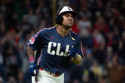 Guardianes conectan 3 jonrones y abren serie en casa con victoria 6-0 sobre Filis