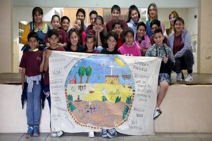 Claudia Leguizamón junto a los alumnos de la Escuela N° 72 Pedro Medrano, en Villa Jardín, Lanús