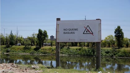 Hay carteles por todo el barrio que piden mantener limpia la zona, no arrojar ni quemar basura