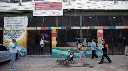 La Escuela N° 72 Pedro Medrano, de Villa Jardin de Lanús, sin basura en la puerta y con la calle asfaltada, resultados del programa