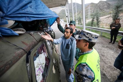 Guardias de Azerbaiyán inspeccionan un vehículo en el puesto fronterizo Lachin en Azerbaiyán el 1 de octubre de 2023. (Foto AP/Aziz Karimov)