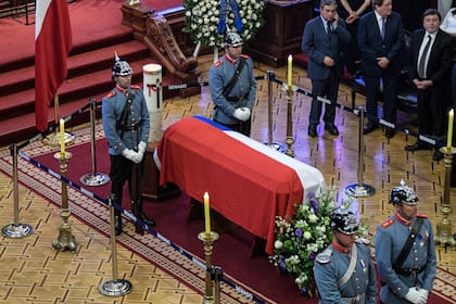 Guardias de honor en torno al féretro en donde yace el cuerpo del fallecido expresidente chileno, Sebastián Piñera, durante el velatorio llevado a cabo en el Salón de Honor del ex Congreso Nacional, en Santiago 

�