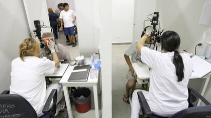 Guardias de hospitales atendiendo heridos por pirotecnia
