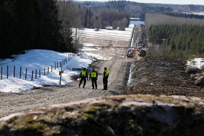 Guardias fronterizos de Finlandia en el sitio de construcción de la valla fronteriza entre Finlandia y Rusia, en Imatra. (Foto AP/Sergei Grits)