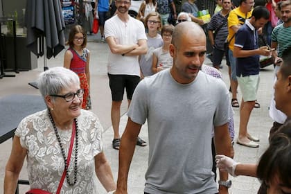 Guardiola, con su madre Dolors por las calles de Barcelona