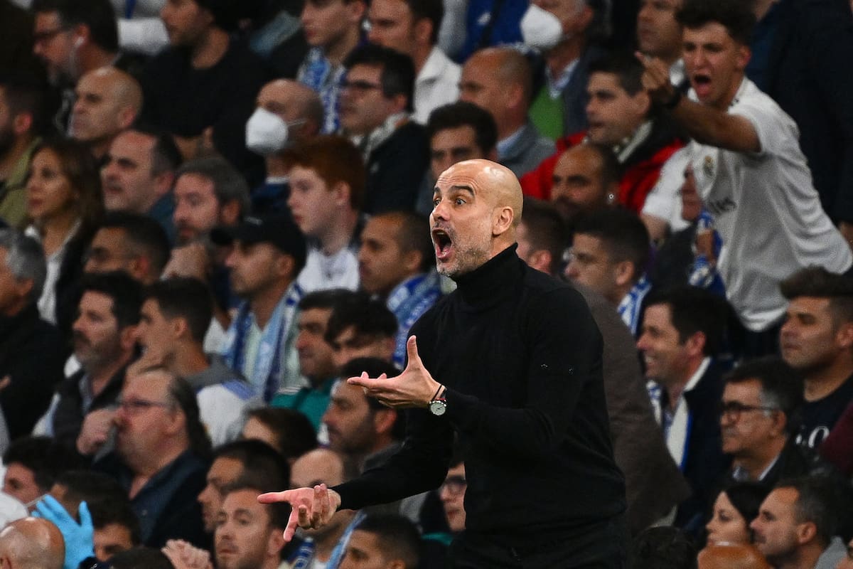 Guardiola da indicaciones durante un partido que al final lo sumió en la frustración
