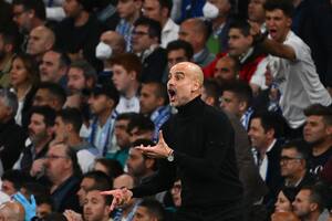Guardiola da indicaciones durante un partido que al final lo sumió en la frustración