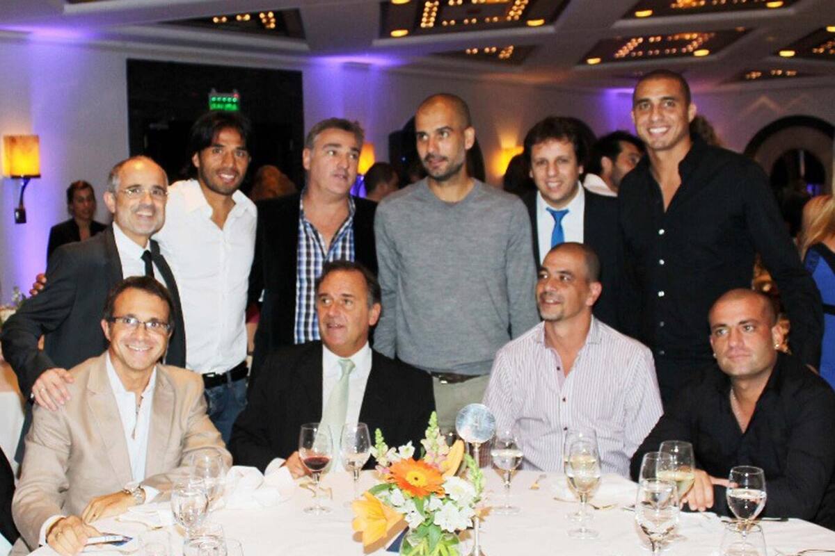 Guardiola, durante su visita a la Argentina en 2013. A su derecha, Julio Lamas; sentado a su izquierda, Sergio Hernández