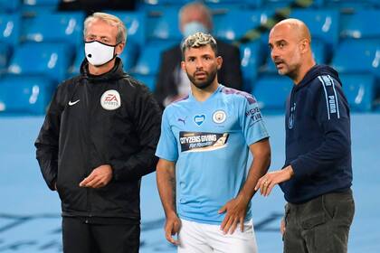 Guardiola le da las últimas indicaciones al Kun Agüero, que entró desde el banco de suplentes en el 3-0 frente a Arsenal, por la Premier League.
