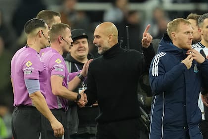 Guardiola le reclama al árbitro tras la derrota de Manchester City