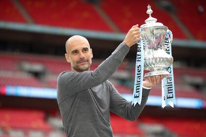 Guardiola levanta la FA Cup, su sexto título en tres años en Manchester City