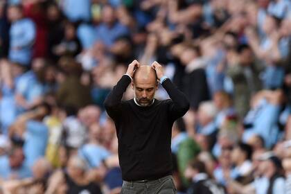 Guardiola se lamenta luego de una de las tantas oportunidades desperdiciadas por su equipo, Manchester City, en el 2-2 con Tottenham.