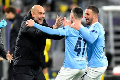 Guardiola va al abrazo con Foden, autor del gol del triunfo ante Borussia Dortmund; cerca Mahrez, que convirtió el penal del 1-1
