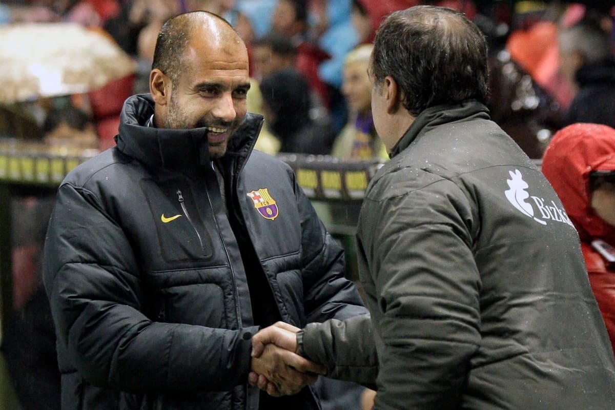 Guardiola y Bielsa se saludan, en una escena de archivo. El sábado recrearán ese encuentro.