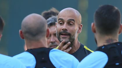 Guardiola y Zabaleta, durante un entrenamiento del Manchester City
