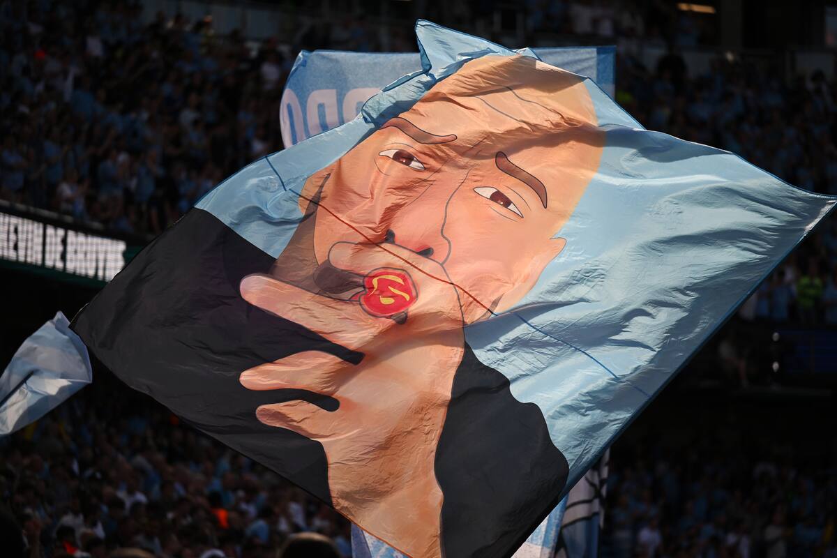 Guardiola ya es bandera: la imagen del legendario entrenador de Manchester City, en las tribunas del Etihad Stadium