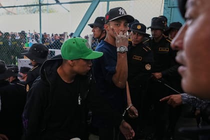 Guatemala: policía derriba estructura metálica construida por pandillas para vivir dentro de prisión