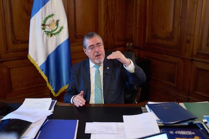 Guatemala tiene buena relación con EEUU pero defiende derecho internacional, dice presidente Arévalo
