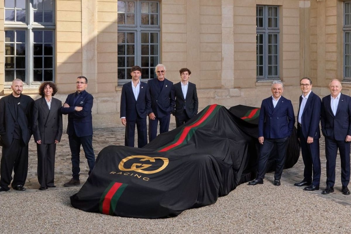 Gucci y Alpine unen fuerzas en una nueva alianza de Fórmula 1. El equipo competirá como "Gucci Racing Alpine Formula One Team" a partir del 2027. En la foto aparece Franco Colapinto junto a Flavio Briatore y Pierre Gasly