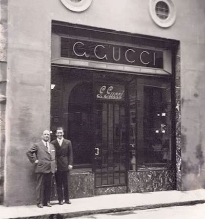 Guccio y Rodolfo, su primogénito, en el primer local de la firma en Florencia, Italia