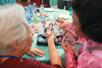 La surcoreana Jeon Hye-ok de 90 años, habla con su sobrina del norte de Corea, Kim Yoon Kyong 56 aÑOS