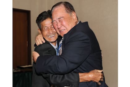 Los hermanos Ham Sung-chan de 93 años, abraza a su hermano Ham Dong Chan de 79, y se funden en un emotivo abrazo