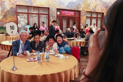 330 surcoreanos de 89 familias se vieron cara a cara con 185 parientes de Corea del Norte
