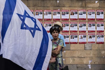 Familiares de rehenes secuestrados por Hamas, en una manifestación en Tel Aviv. (AP/Petros Giannakouris)