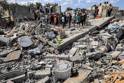 Un edificio destruido en Khan Younis, en el sur de la Franja de Gaza. (Mahmud HAMS / AFP)