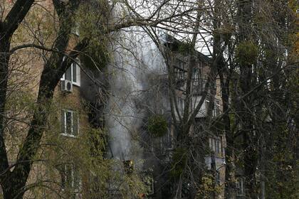Un edificio residencial destruido en Kiev tras el masivo ataque del martes. (AP Photo/Andrew Kravchenko)