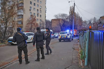 Rescatistas trabajaron hoy en el centro de Kiev luego del ataque con misiles de Rusia (Jeff J Mitchell/Getty Images)