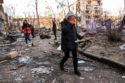 Destrucción en las calles e Kiev por la ofensiva rusa. (Photo by Sergei SUPINSKY / AFP)