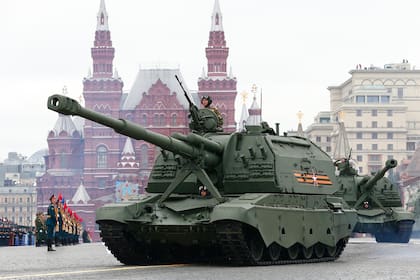 Tanques rusos circulan por la Plaza Roja durante un desfile en mayo de 2021. En la vida real las cosas no lucen tan bien como preveían los altos mandos