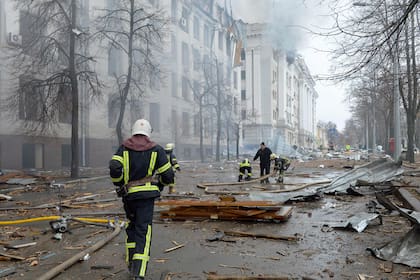 Los bomberos trabajan para contener un incendio en el edificio del Departamento de Economía de la Universidad Nacional de Karazin Kharkiv, supuestamente alcanzado durante los recientes bombardeos de Rusia, en Kharkiv el 2 de marzo de 2022.