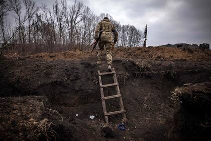 Un militar ucraniano sale de una trinchera en el frente, al este de Kharkiv.