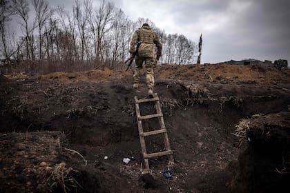 Un militar ucraniano sale de una trinchera en el frente, al este de Kharkiv.
