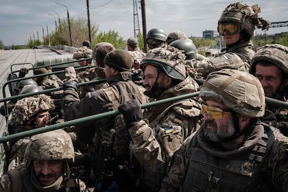 Soldados ucranianos viajan en la parte trasera de un camión hacia un lugar de descanso después de luchar en el frente durante dos meses cerca de Kramatorsk, en el este de Ucrania, el 30 de abril de 2022.